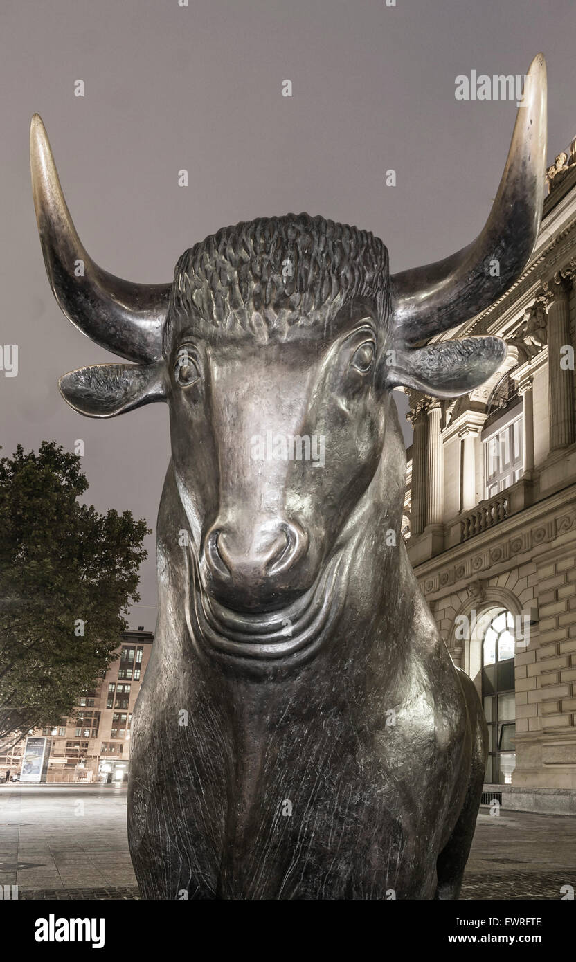 Allemagne, Francfort, bull en face de la bourse, , twilight Banque D'Images
