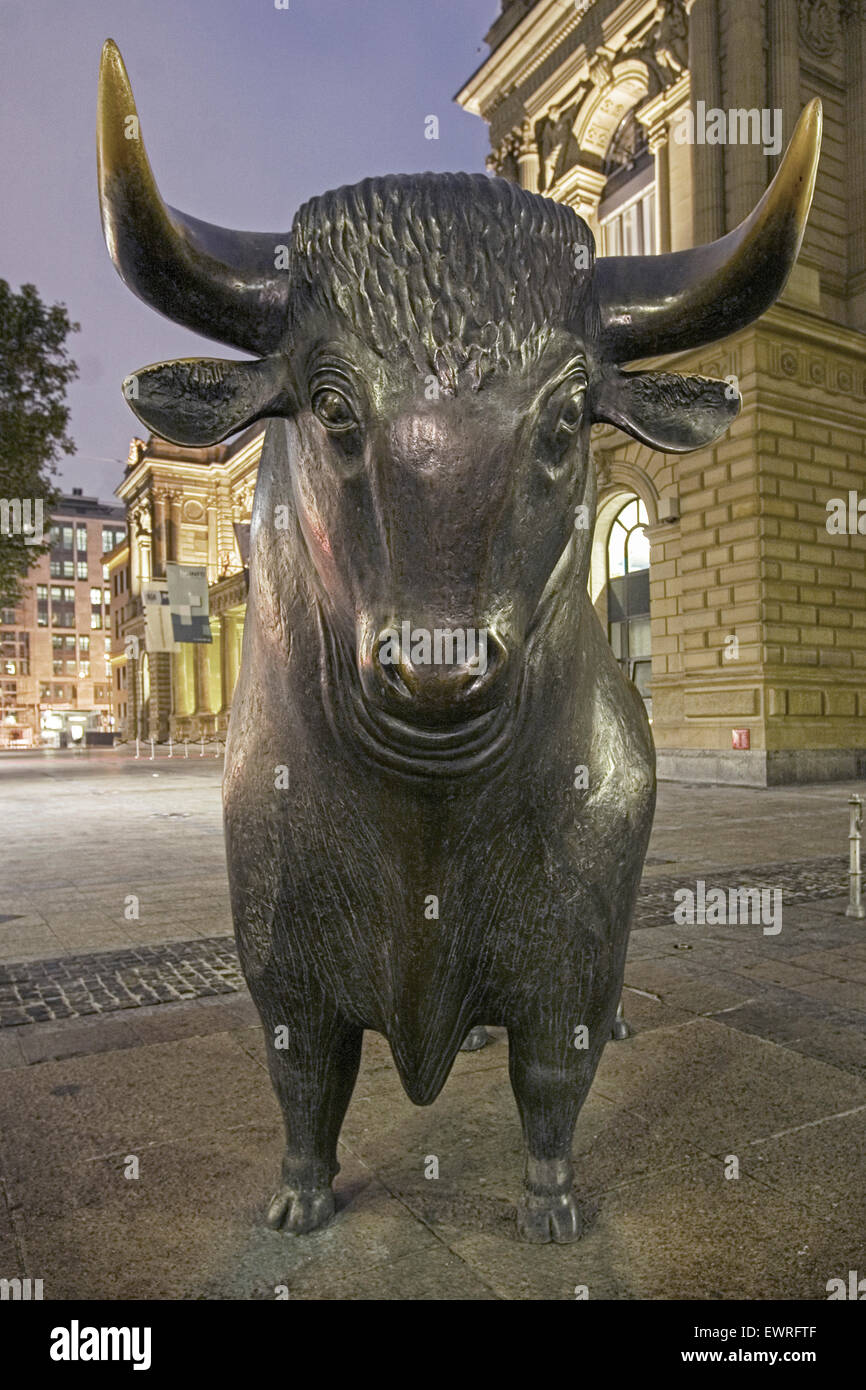 Allemagne, Francfort, bull en face de stock exchange, crépuscule Banque D'Images