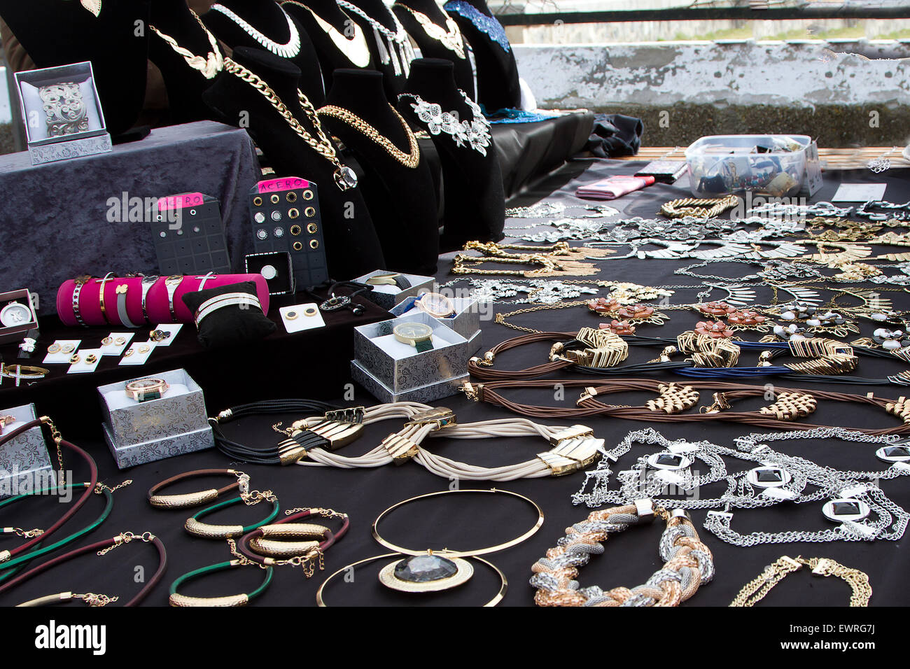Boutique de bijoux fantaisie dans le marché en plein air de Rota, Espagne  Photo Stock - Alamy