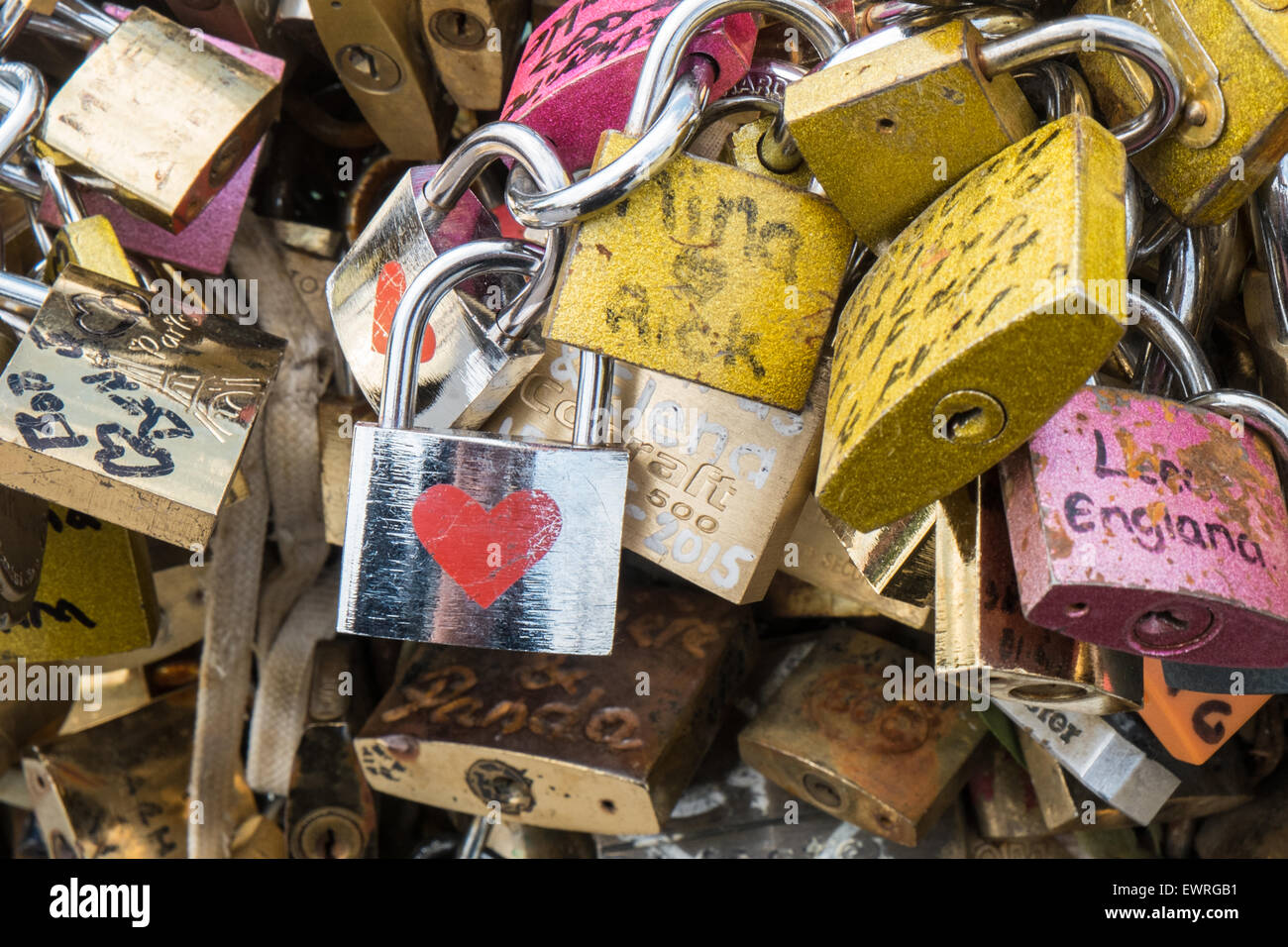 Cadenas d'amour sur le Pont de l'Archeveche,Archevêque Bridge.Photo quelques jours avant d'enlever la ville de cadenas du Pont des Arts, Paris. Banque D'Images