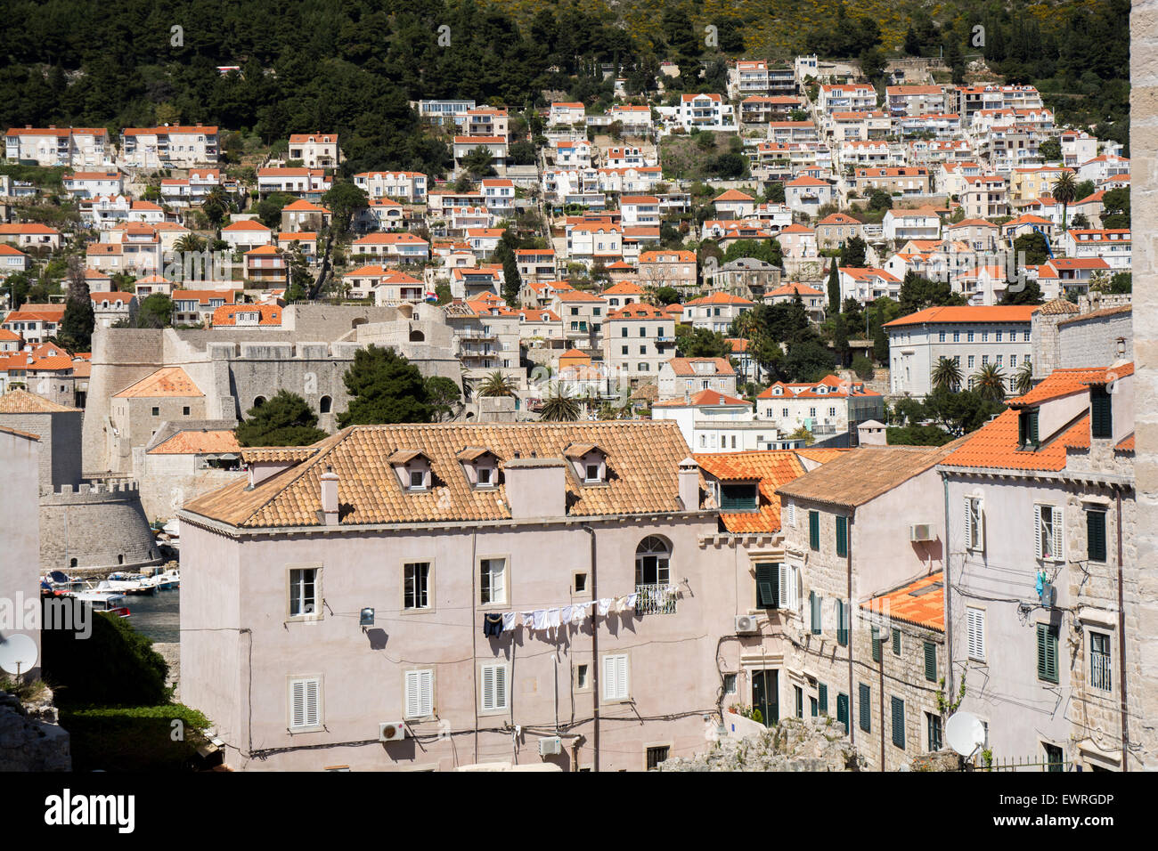 Bâtiments à l'intérieur et à l'extérieur de la vieille ville, Dubrovnik, Croatie Banque D'Images