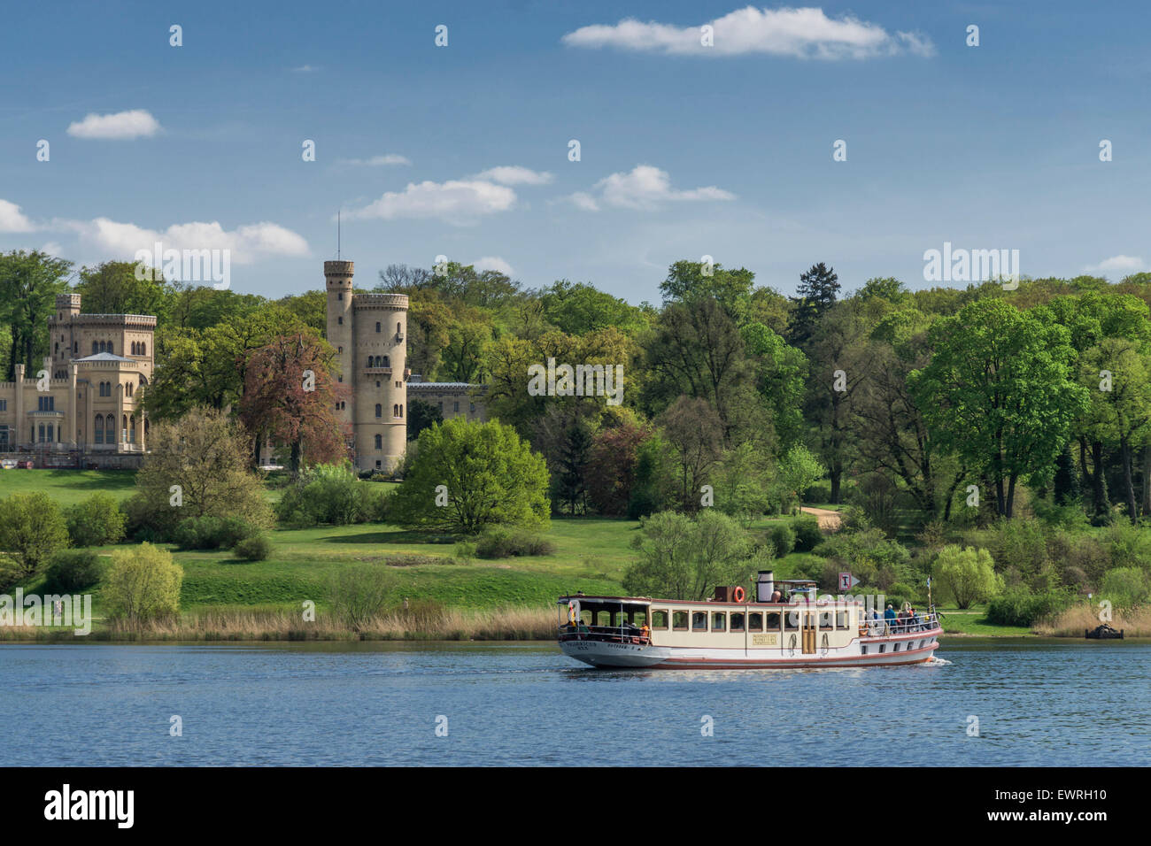 Château de Babelsberg et bateau d'excursion, de la rivière Havel, Potsdam, Brandebourg Banque D'Images