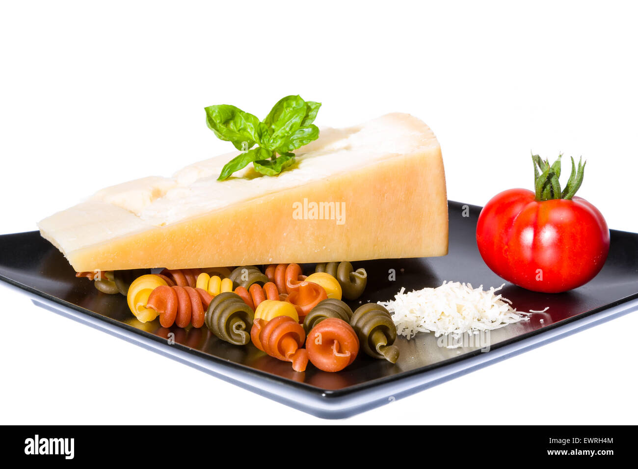 Le fromage, pâtes, tomate et basilic - matière première de la cuisine italienne Banque D'Images