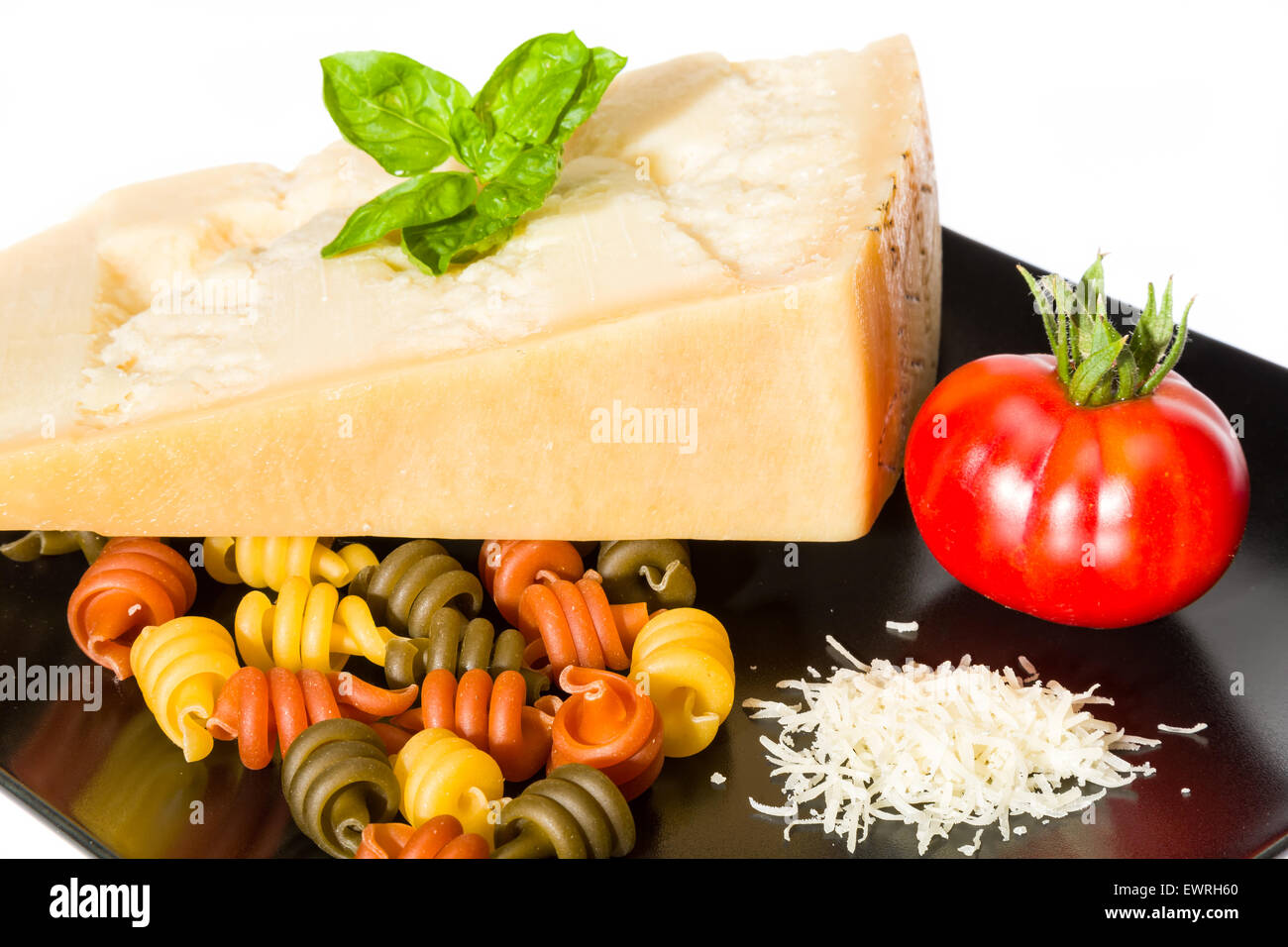 Le fromage, pâtes, tomate et basilic - matière première de la cuisine italienne Banque D'Images