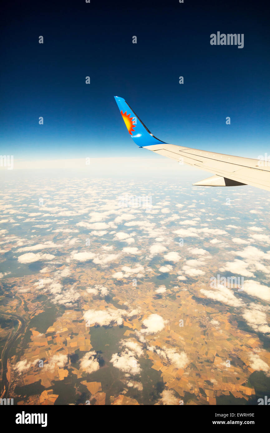 Vue depuis la fenêtre de l'avion au-dessus de l'Espagne les terres espagnoles d'aile nuages ciel avion avion scène vista Banque D'Images