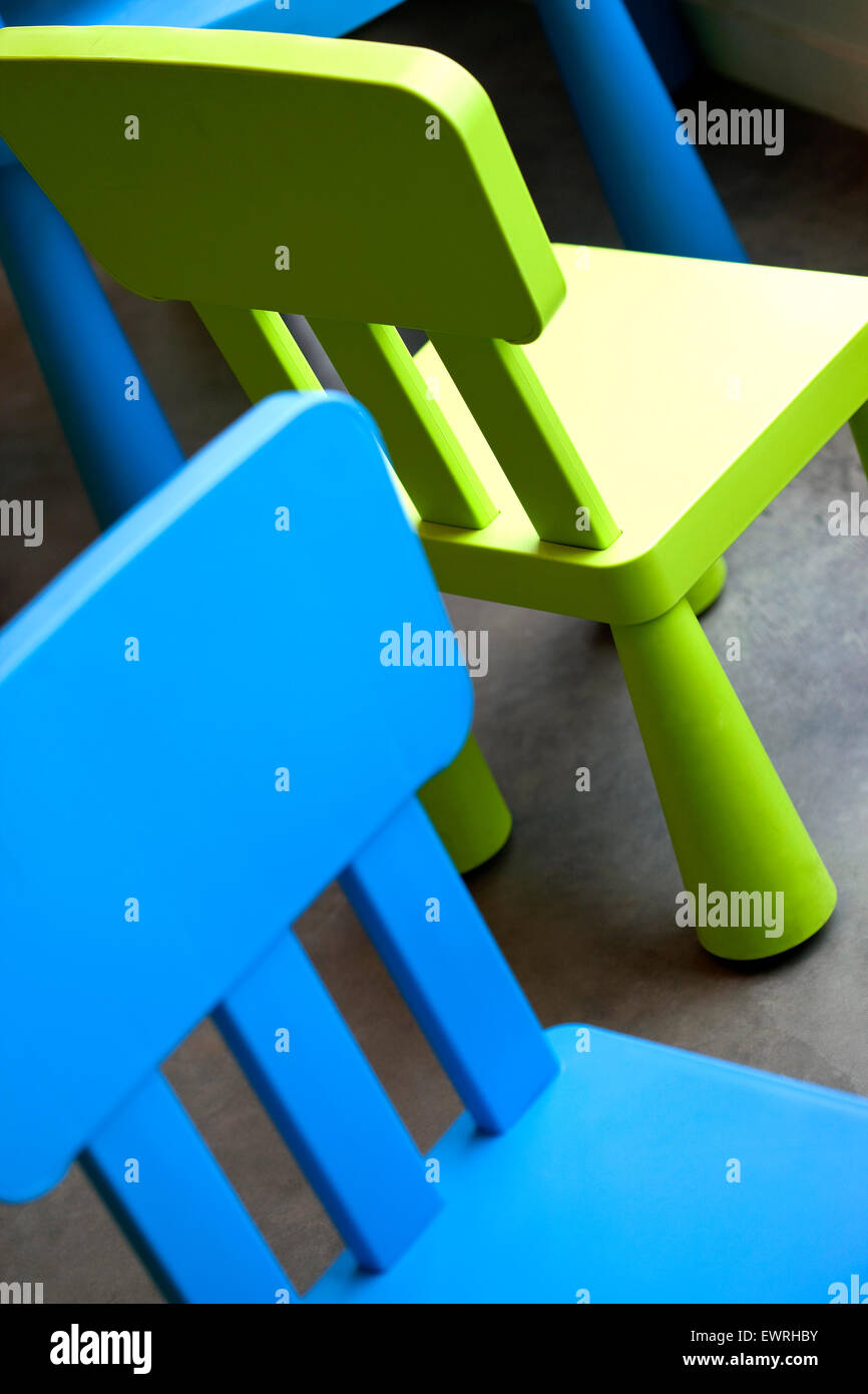 Les petites chaises colorées dans une école maternelle Banque D'Images