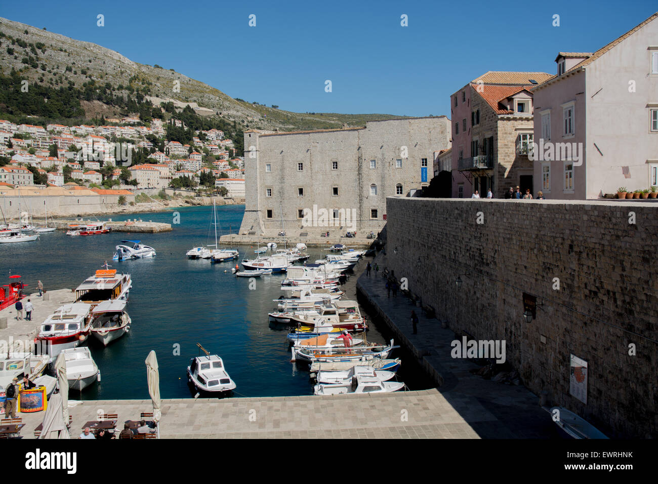 Vieux mur de ville à côté de port avec st. john's fort en arrière-plan, Dubrovnik, Croatie Banque D'Images