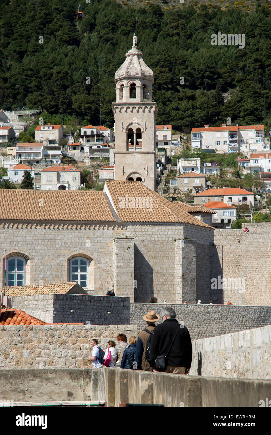 Les touristes sur l'ancien mur de la ville monastère dominicain avec clocher, Dubrovnik, Croatie Banque D'Images