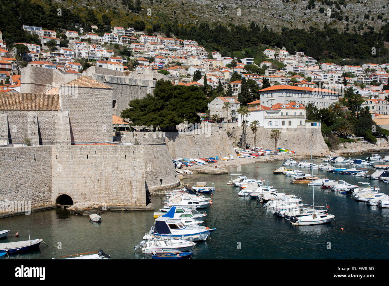 Vieux port de la ville et le mur, Dubrovnik, Croatie Banque D'Images