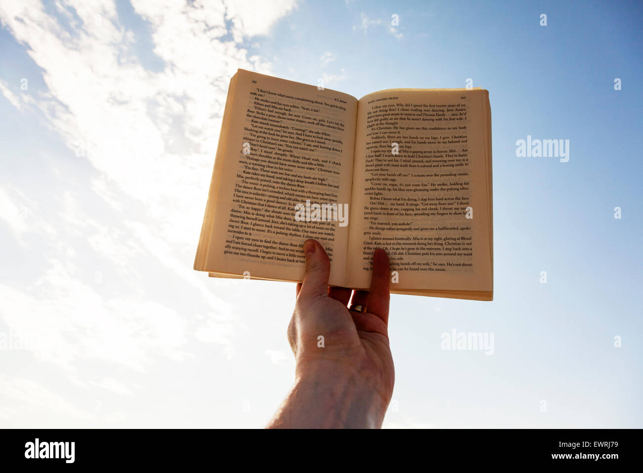 Livre de lecture main contre sky 50 nuances Freed (attention gros mots) Espagnol Espagne Ibiza resort beach maison de vacances lire Banque D'Images