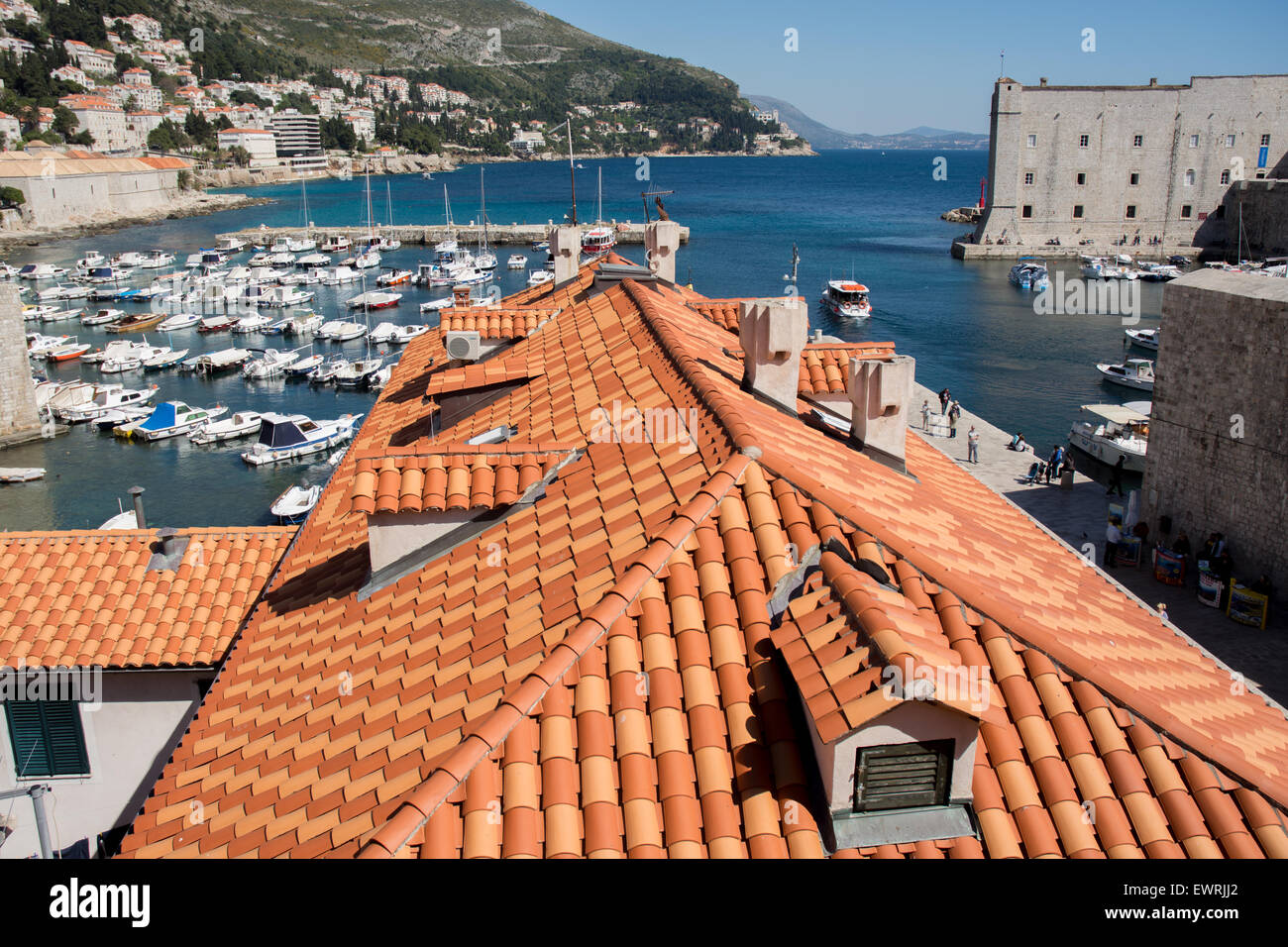 Sur le toit de tuiles en terre cuite de couleur au-dessus de port, vieille ville Dubrovnik, Croatie Banque D'Images