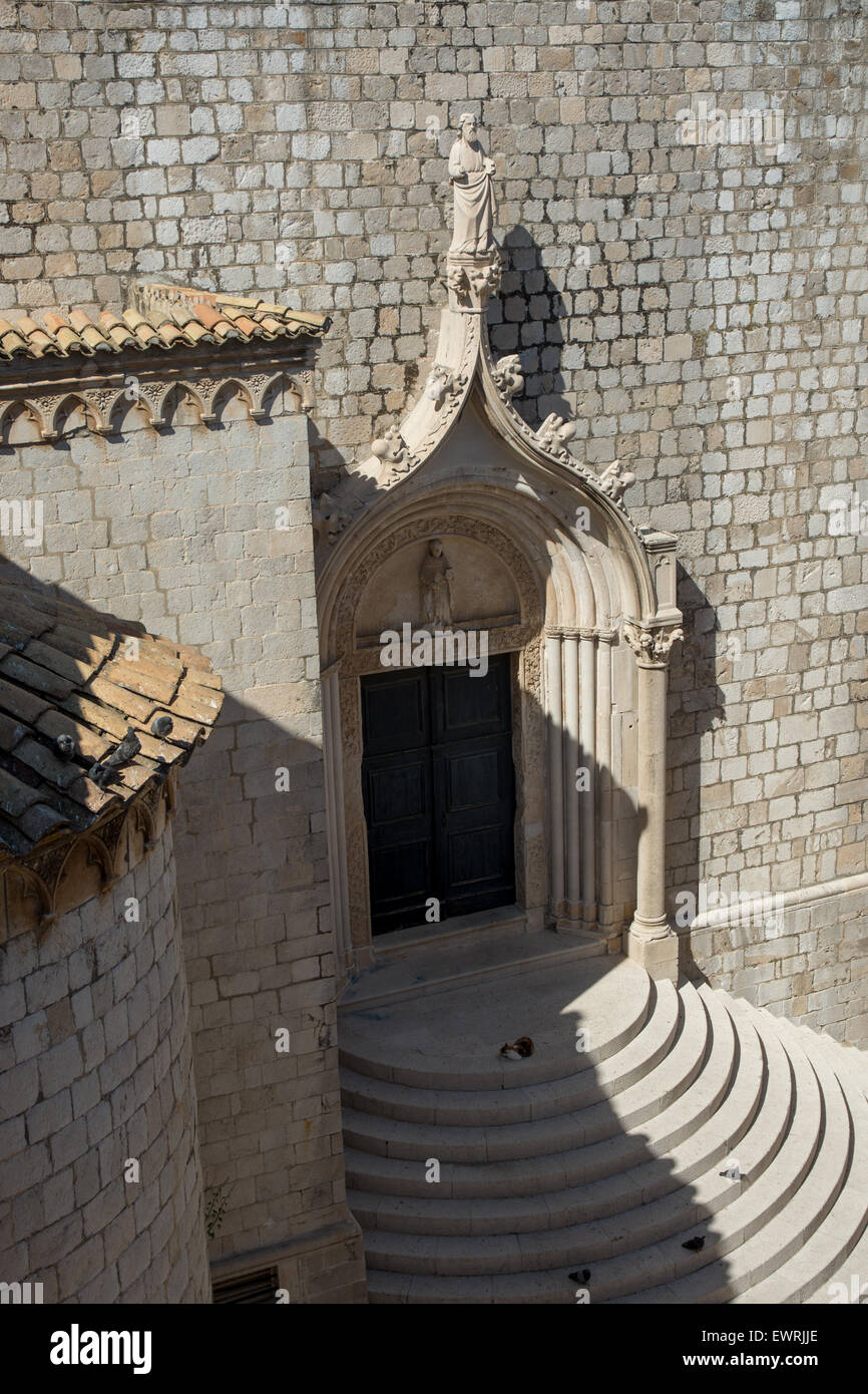 Étapes et entrée de l'église. Sebastian, vieille ville de Dubrovnik, Croatie Banque D'Images