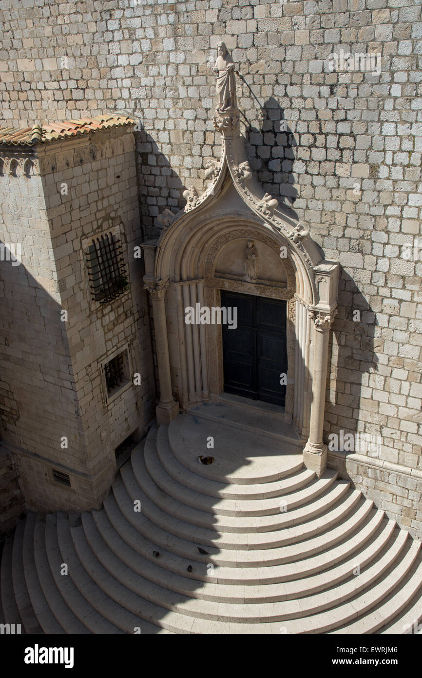 Étapes et entrée de l'église. Sebastian, vieille ville de Dubrovnik, Croatie Banque D'Images