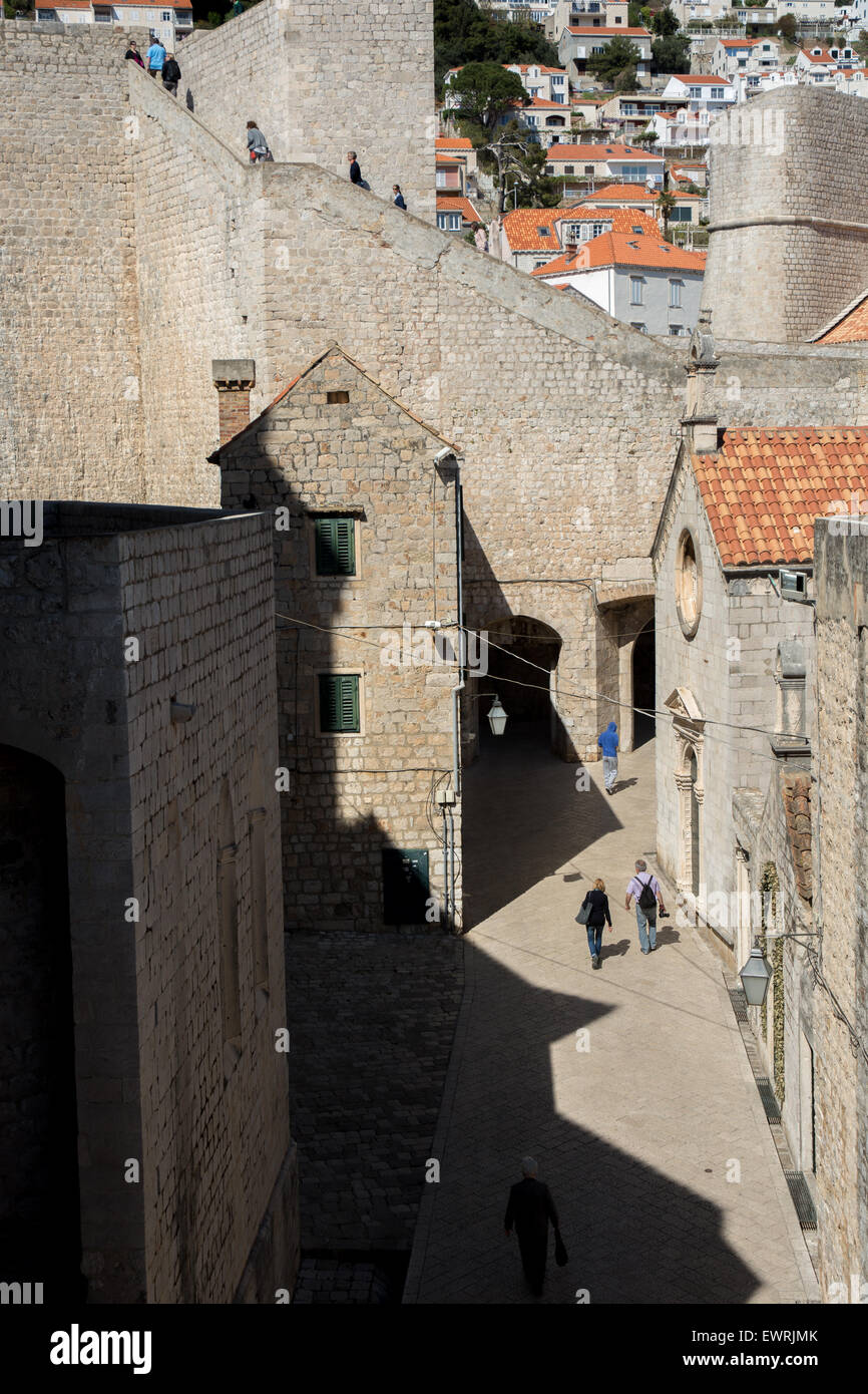 Les touristes à svetog dominika et sur l'ancien mur de la ville, Dubrovnik, Croatie Banque D'Images