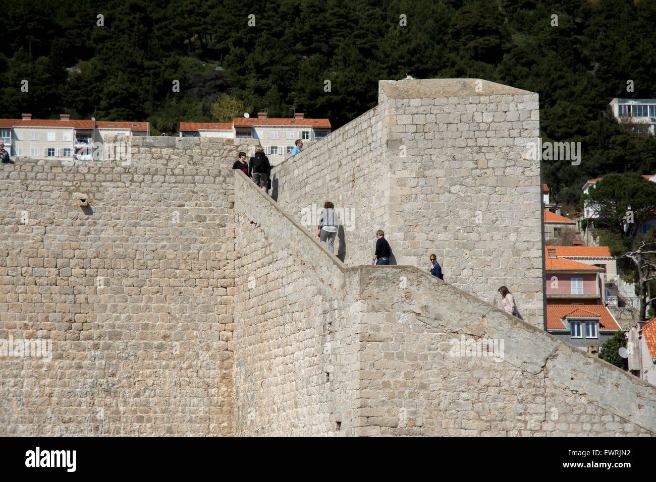 Les touristes à quelques vieux mur de ville, Dubrovnik, Croatie Banque D'Images