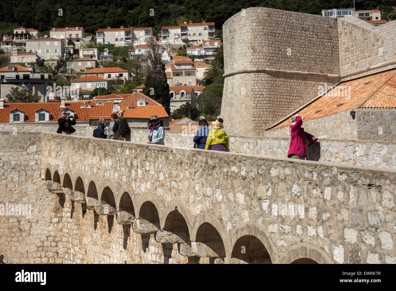 Les touristes à quelques vieux mur de ville, Dubrovnik, Croatie Banque D'Images