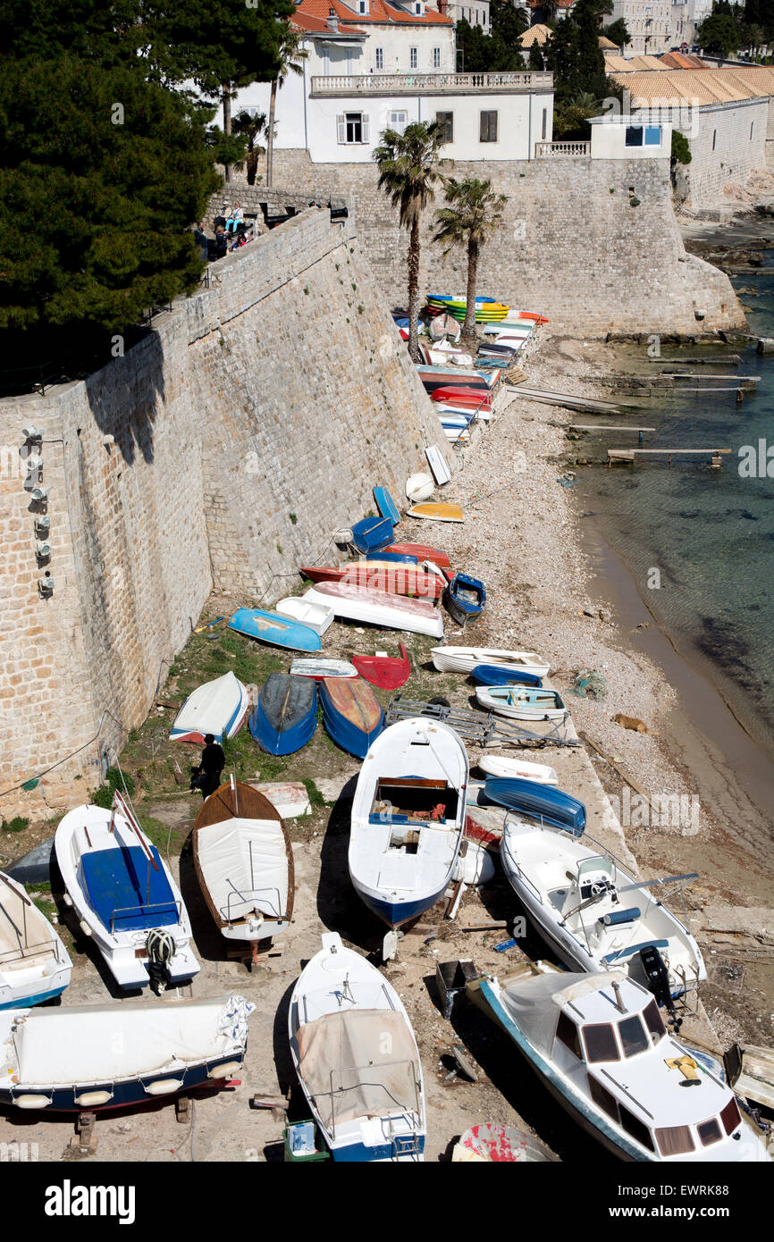 Vue de l'ancien mur de la ville de plage de port, Dubrovnik, Croatie Banque D'Images