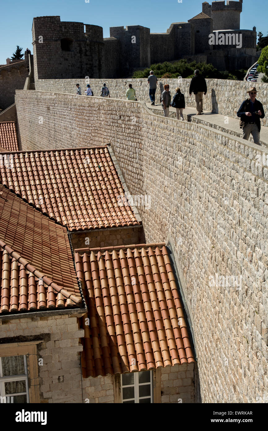 Les touristes sur l'ancien mur de la ville, Dubrovnik, Croatie Banque D'Images