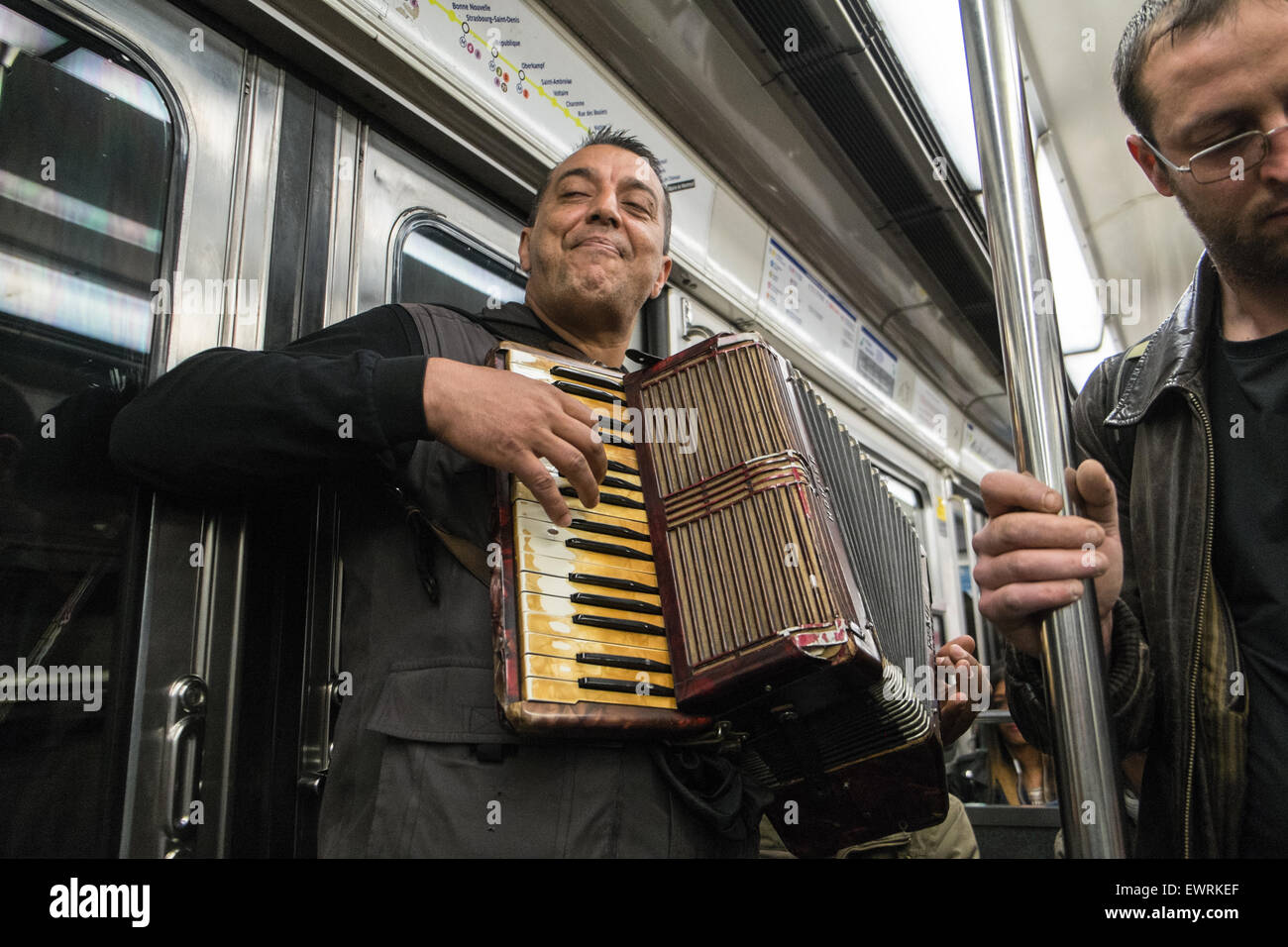 Musicien jouant de l'accordéon sur le métro, Paris, France,Europe,européen.Français,musique,transport,transport,train,métro, Banque D'Images