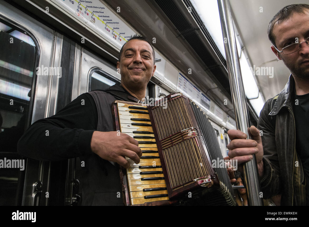 Musicien jouant à l'accordéon sur metro train, Paris, France Banque D'Images