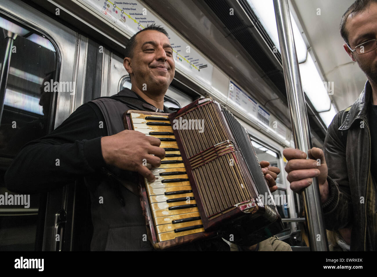 Musicien jouant à l'accordéon sur metro train, Paris, France Banque D'Images