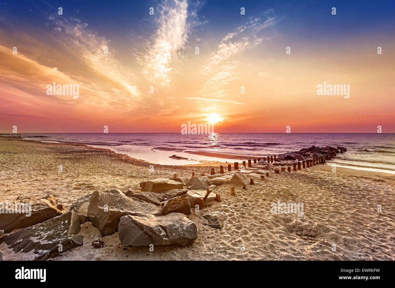 Coucher de soleil magique sur la côte de la mer Baltique, Miedzyzdroje en Pologne. Banque D'Images