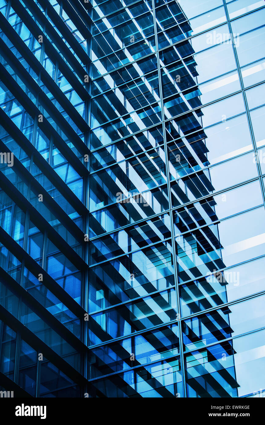 Immeuble de bureaux d'affaires moderne Modèle de répétition Windows, façade en verre bleu avec des lignes géométriques qui reflète la lumière du soleil, Banque D'Images