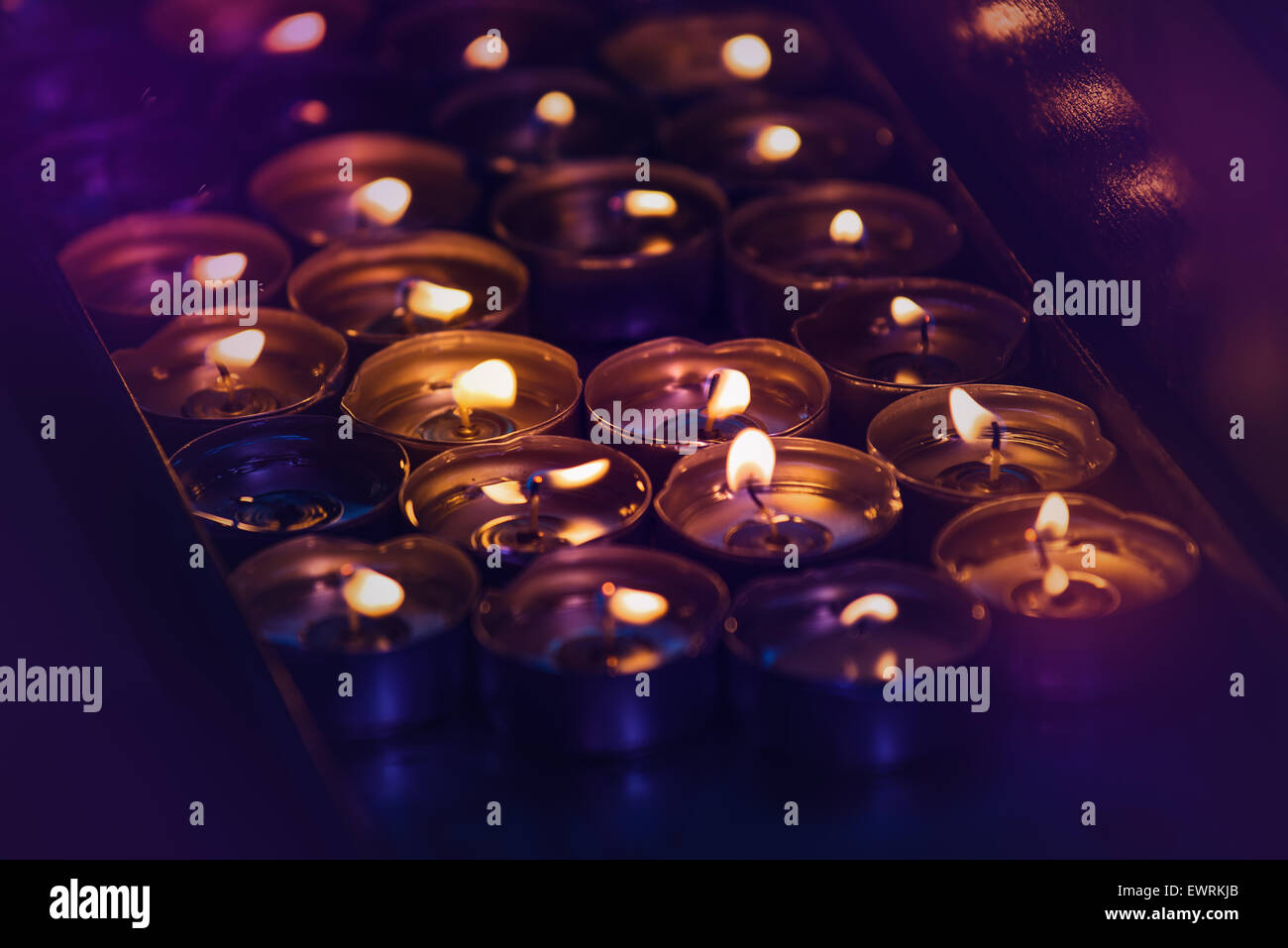 Spa romantique des bougies allumées, disposées en groupe salle sombre, Lumière Effet Bokeh Banque D'Images
