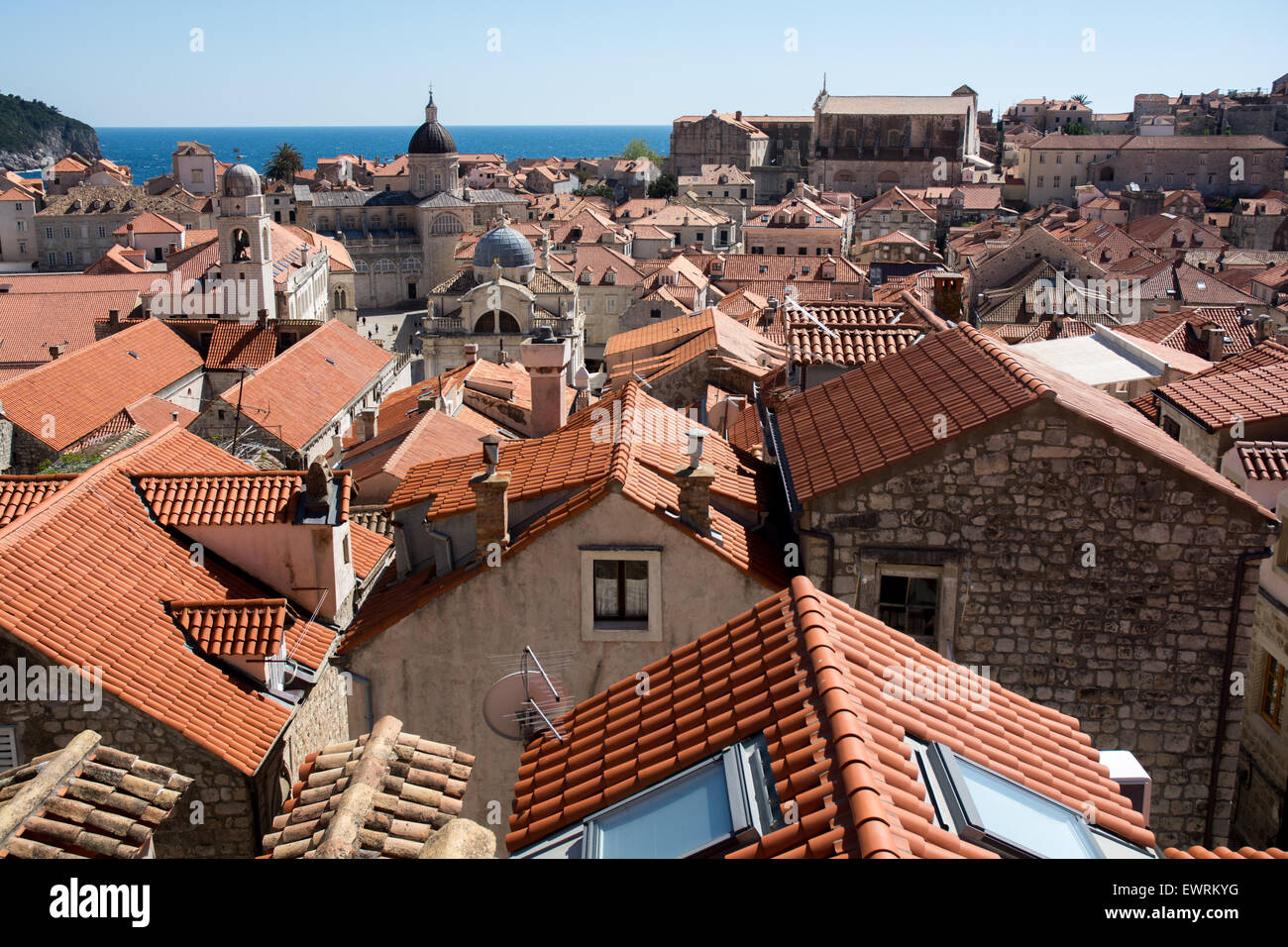 Scène sur le toit de terracota vieille ville avec tour de l'horloge-conseil du trésor de la cathédrale et de la tour de l'église St Blaise, Dubrovnik, Croatie Banque D'Images