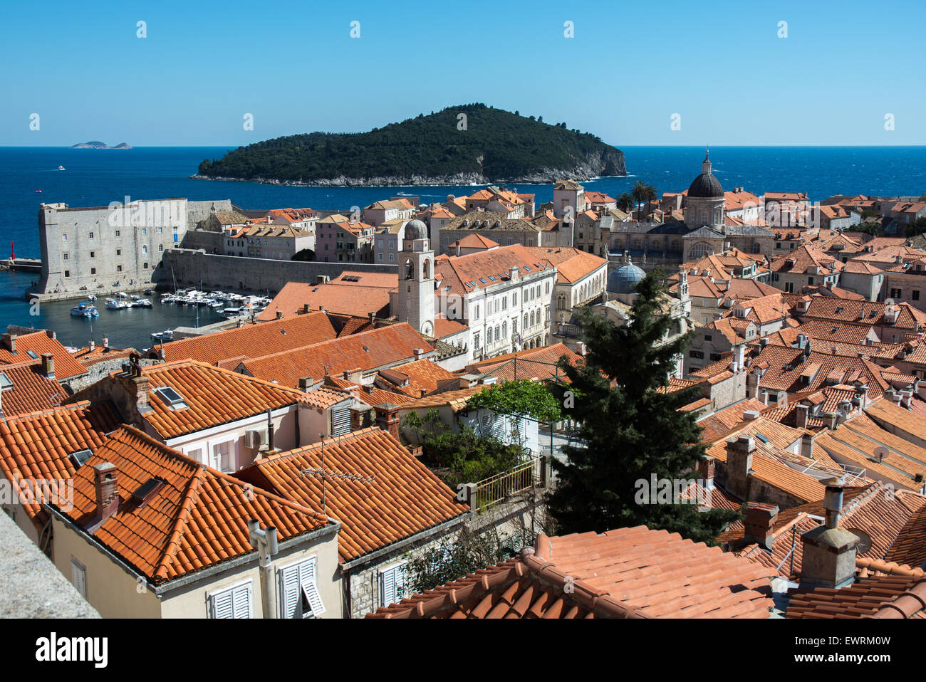 Tour de l'horloge de la vieille ville avec la cathédrale, la tour du trésor-,st. john's fort et l'île de Lokrum en arrière-plan, Dubrovnik, Croatie Banque D'Images