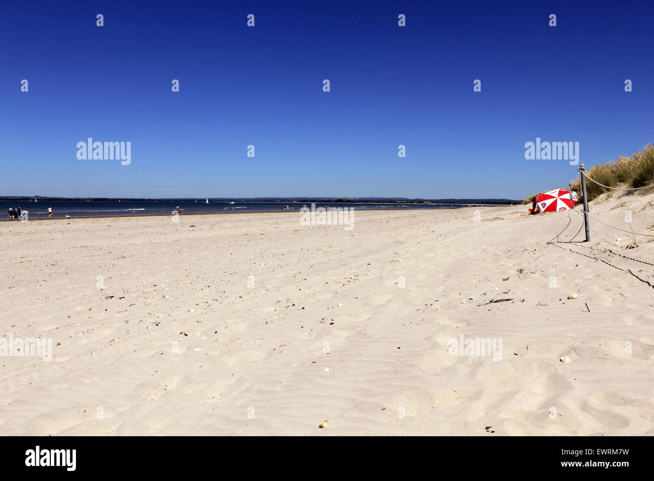 West Wittering Beach, West Sussex, UK. 30 Juin, 2015. Sur la journée la plus chaude de l'année, la température atteignait 26 degrés sur la côte sud de la West Wittering, avec une douce brise et endless blues skies sur une belle plage de sable. Credit : Julia Gavin UK/Alamy Live News Banque D'Images