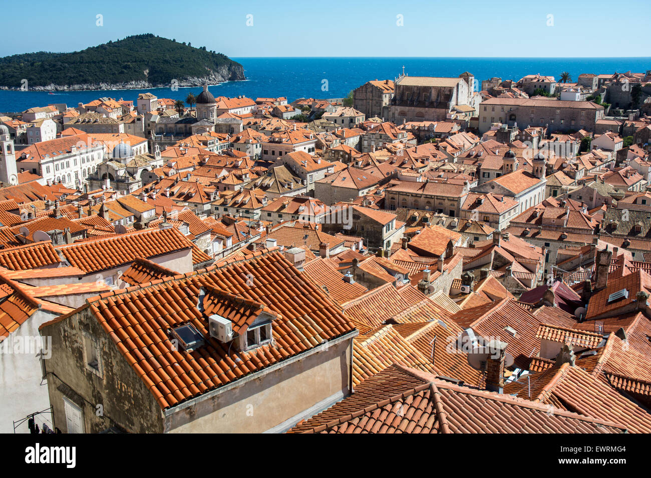 Scène sur le toit de terracota vieille ville avec l'île de Lokrum en arrière-plan, Dubrovnik, Croatie Banque D'Images