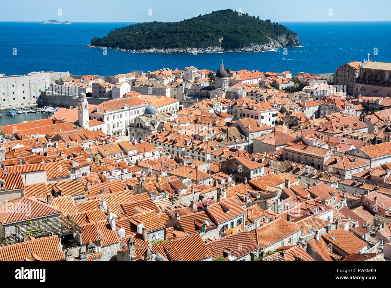 Scène sur le toit de terracota vieille ville avec l'île de Lokrum en arrière-plan, Dubrovnik, Croatie Banque D'Images