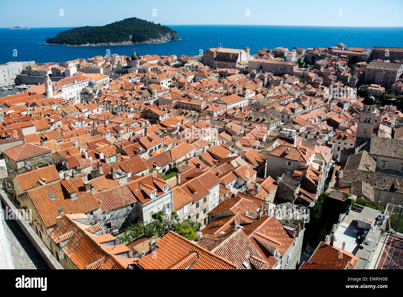 Scène sur le toit de terracota vieille ville avec l'île de Lokrum en arrière-plan, Dubrovnik, Croatie Banque D'Images