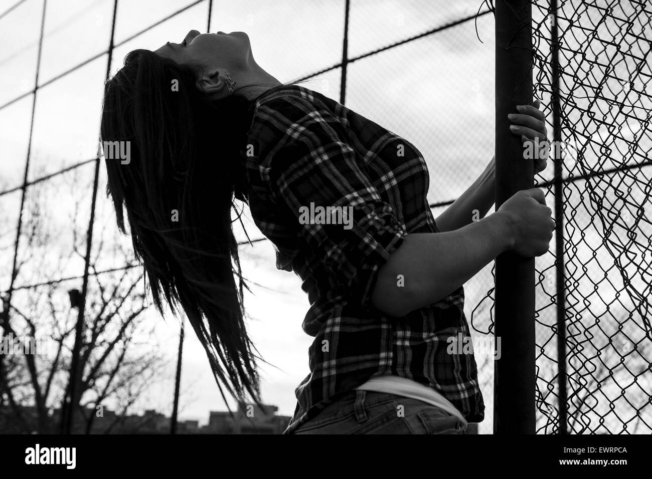 Femme tenant une défense Banque D'Images