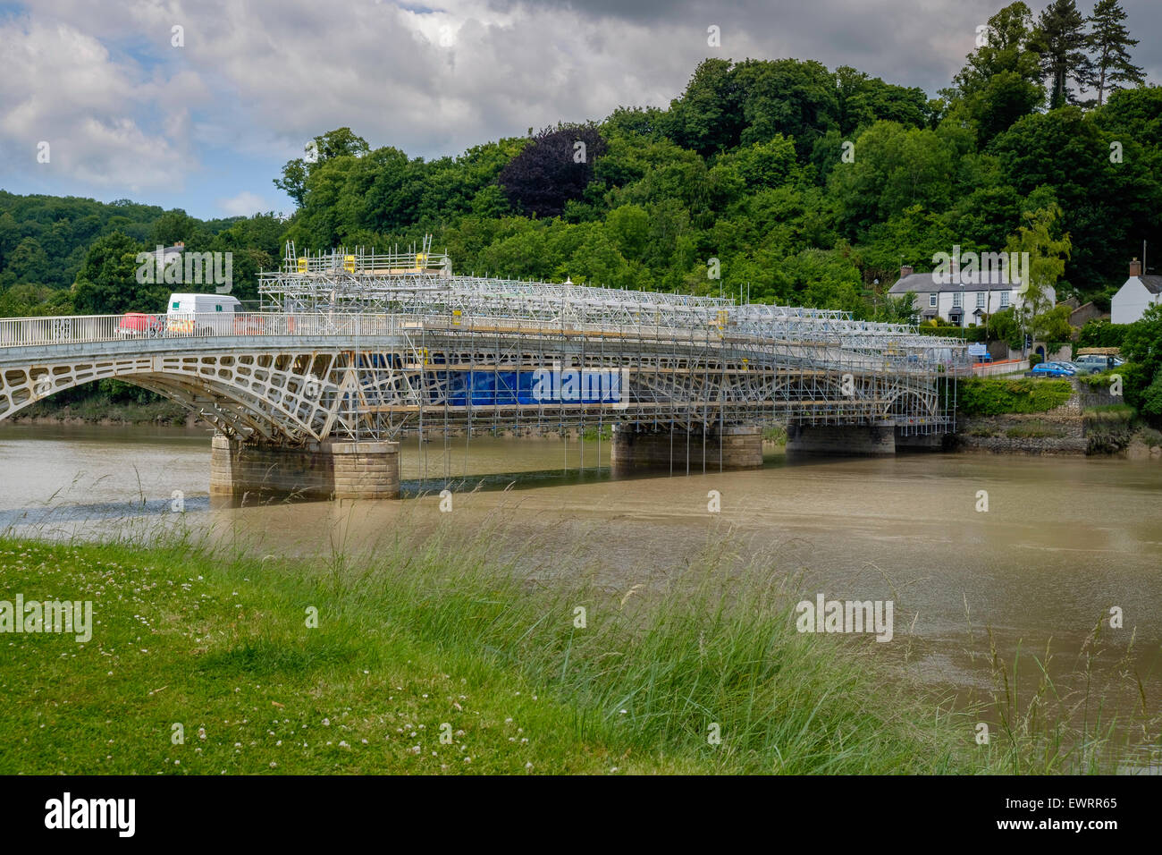 Vieux Pont Wye d'échafaudages pour la réparation et l'entretien sur la rivière Wye à la recherche de pays de Galles sur l'Angleterre de Chepstow. UK Banque D'Images