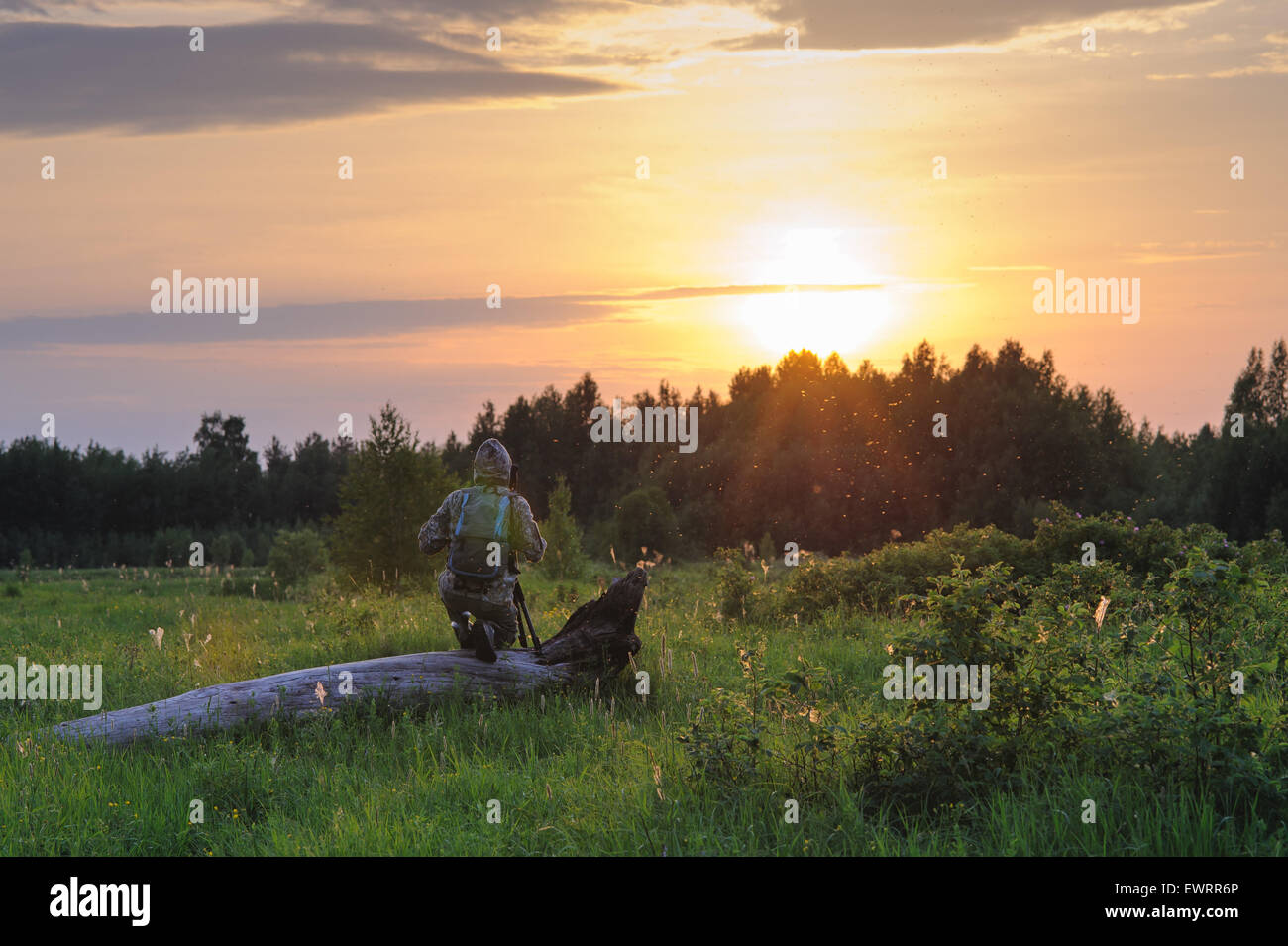 Photographe professionnel photographie le paysage au coucher du soleil Banque D'Images