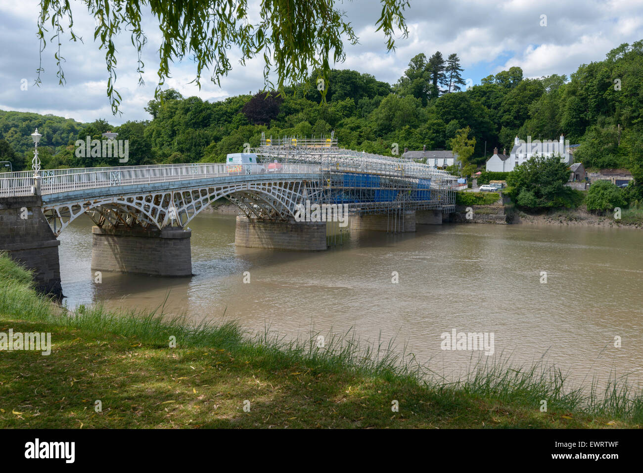 Vieux Pont sur la rivière Wye de Wye côté pont de Chepstow, à la recherche en Angleterre. Pont sur l'échafaudage pour la réparation ou la peinture Banque D'Images