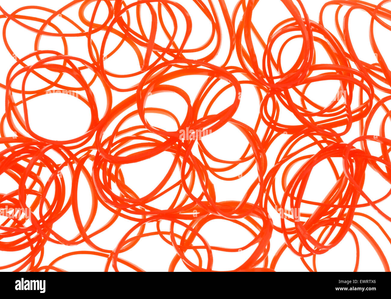 Une vue très proche d'un groupe de petites bandes de caoutchouc orange utilisé pour les queues de cheveux sur un fond blanc. Banque D'Images