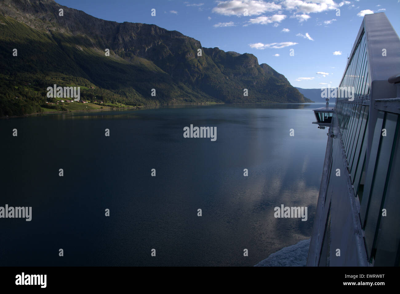 Le point de vue de l'adoption du paysage des Fjords norvégiens sur le côté du bateau de croisière Banque D'Images