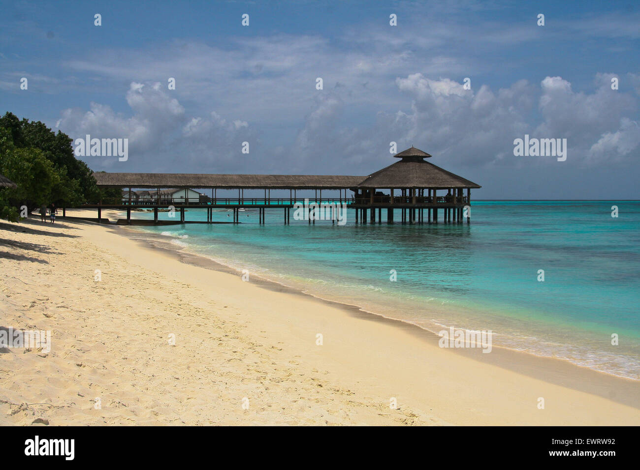 Atteindre la jetée sur la mer depuis une île tropicale dans les maldives Banque D'Images