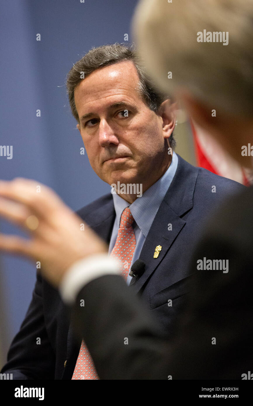 Charleston, Caroline du Sud, USA. 30 Juin, 2015. L'ancien sénateur et candidat présidentiel républicain Rick Santorum répond à une question au cours de la politique étrangère forum tenu par les Américains pour la paix, la prospérité et la sécurité à la Citadelle collège militaire le 30 juin 2015 à Charleston, Caroline du Sud. Banque D'Images