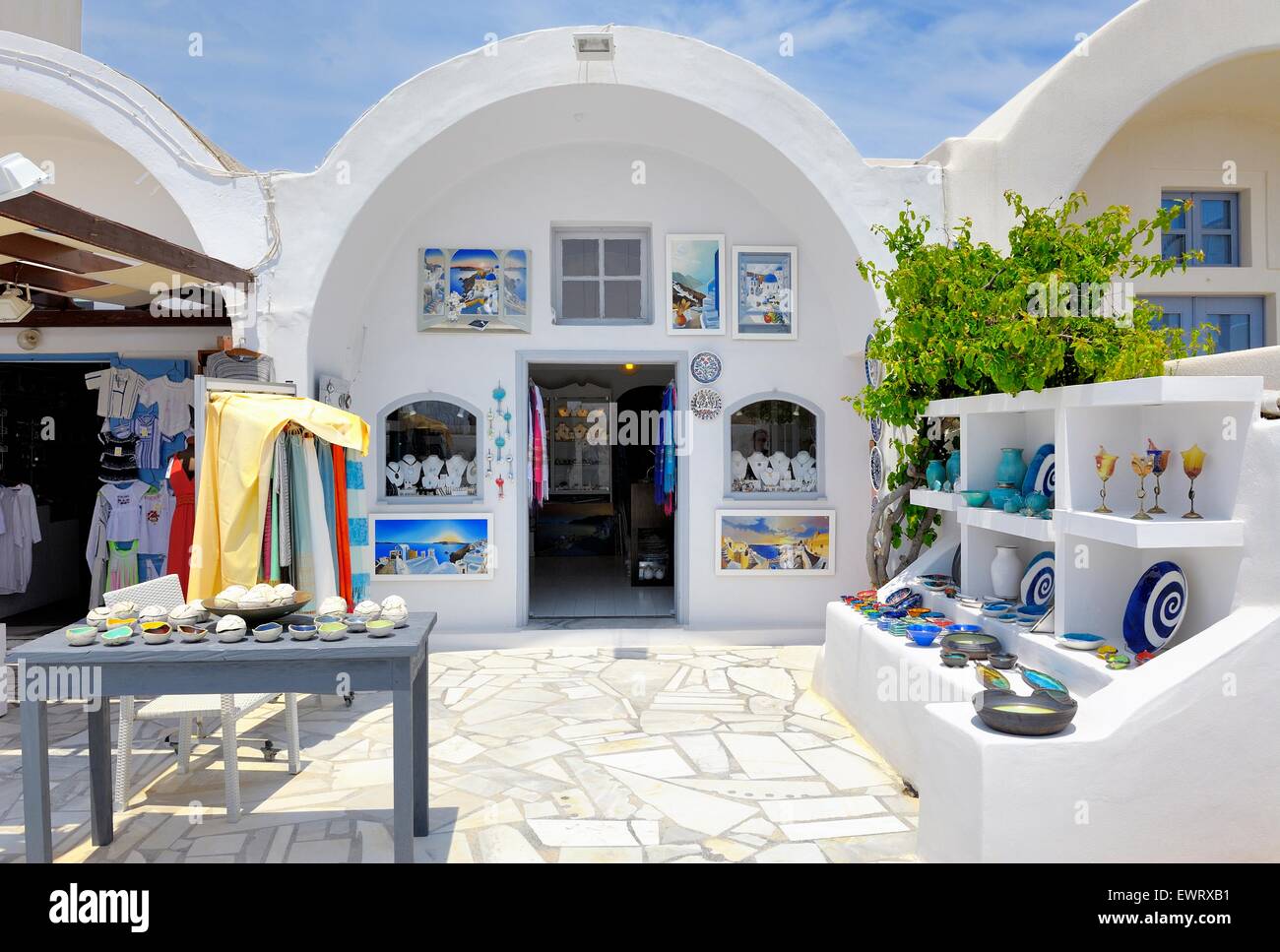 Un magasin de souvenirs dans le village de Oia Santorini Grèce Banque D'Images