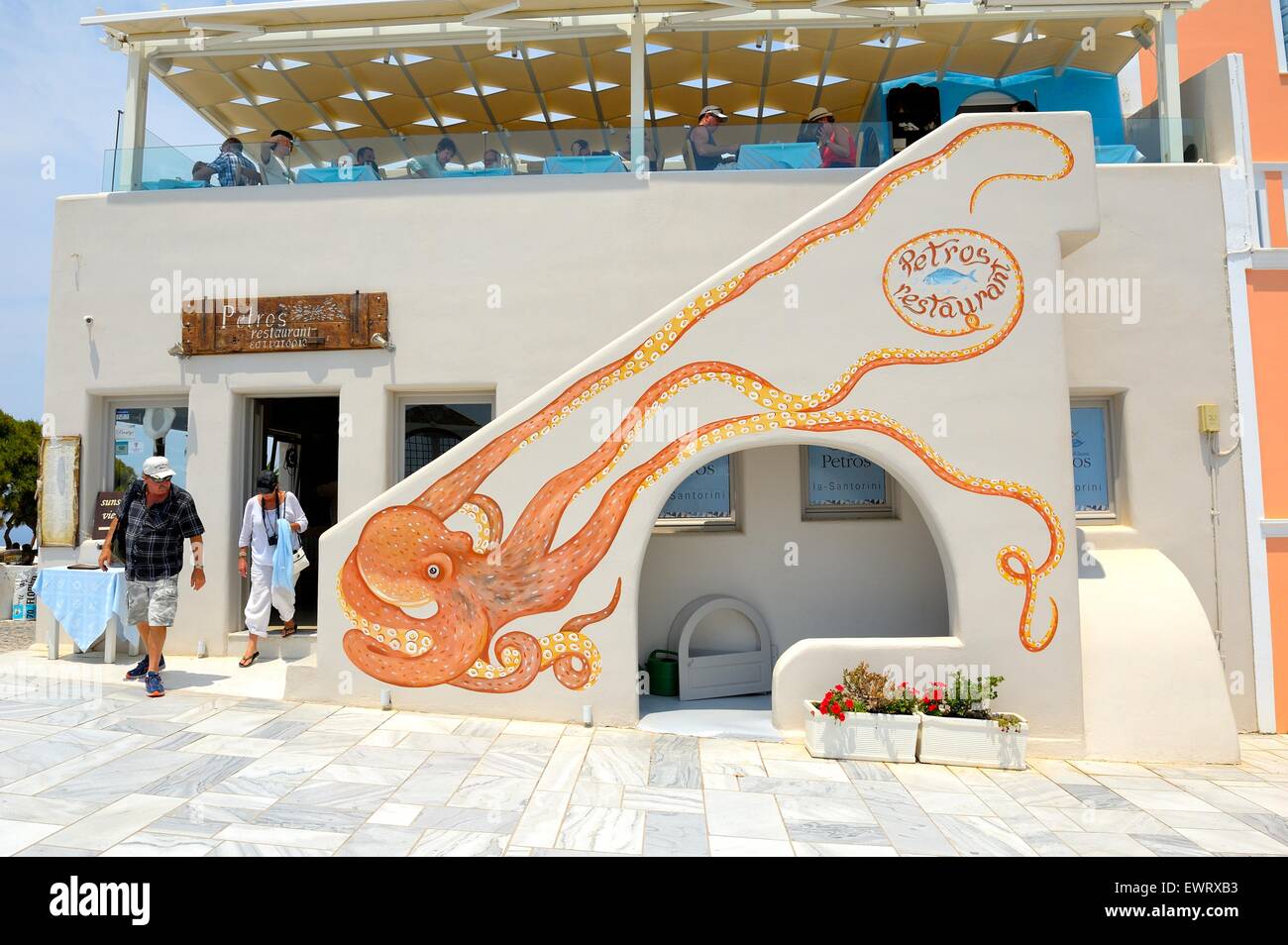 Une peinture d'une pieuvre sur le côté du restaurant de poissons dans le Petros vlllage de Oia Santorini Grèce Banque D'Images