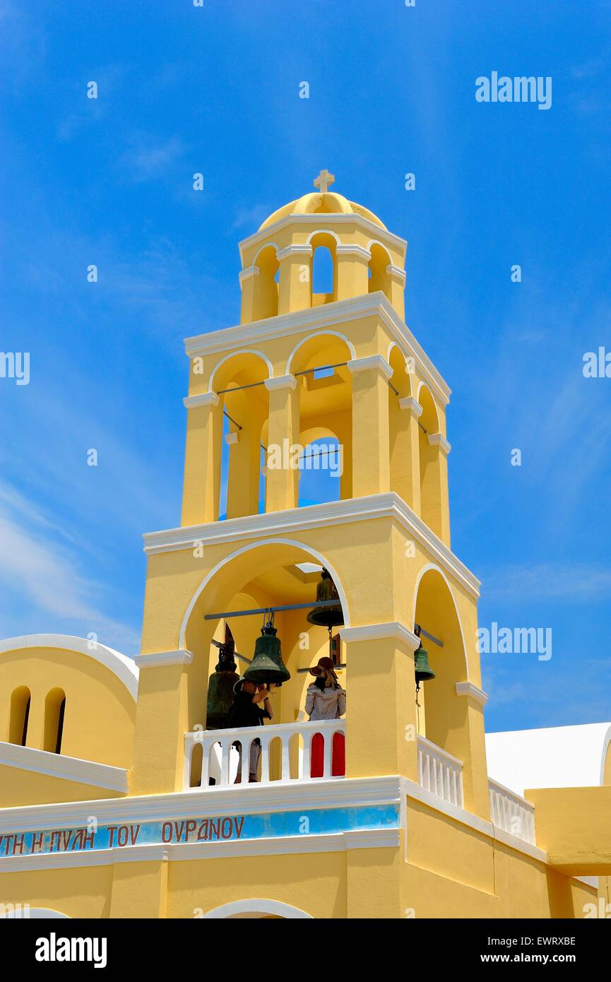 L'Église de Saint-Georges dans le village d''Oia, Santorini Grèce. Les touristes se tenant debout à l'intérieur du clocher. Banque D'Images