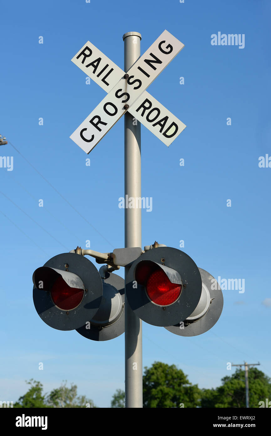 Railroad sign post pendant la journée avec voyant rouge sur Banque D'Images