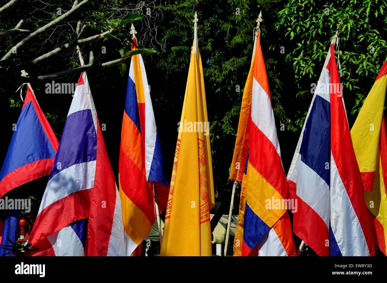 Chiang Mai, Thaïlande : un temple est jaune et rouge, blanc et bleu des drapeaux nationaux thaïlandais à Wat Ket Karam Banque D'Images