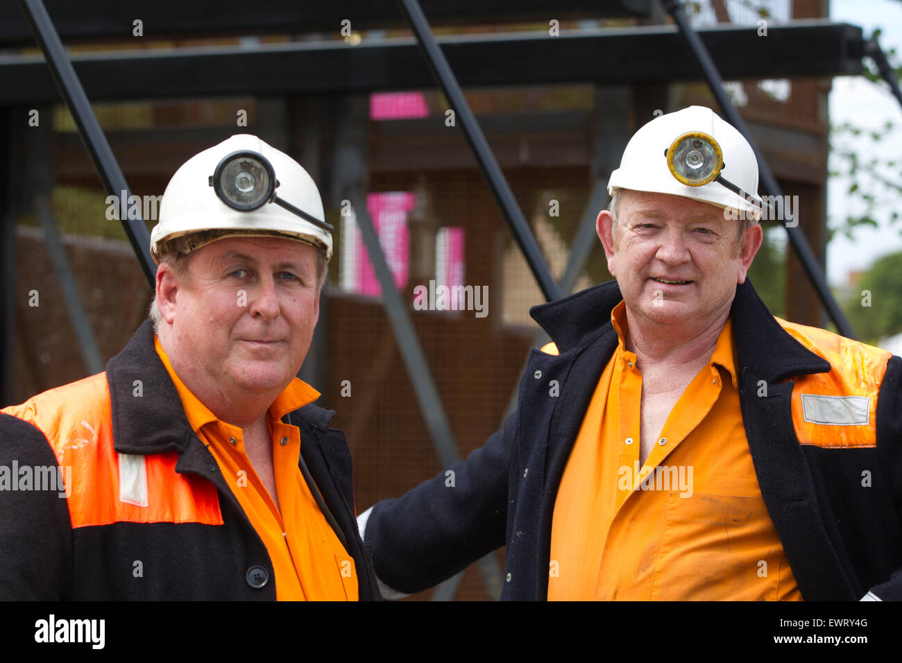 RHS Hampton Court Flower Show 2015. Anciens mineurs sur le site de la mine de butin Couture vert jardin show, Hampton, England, UK Banque D'Images