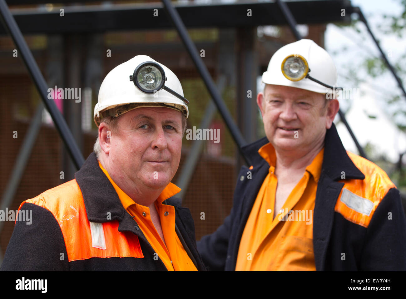 RHS Hampton Court Flower Show 2015. Anciens mineurs sur le site de la mine de butin Couture vert jardin show, Hampton, England, UK Banque D'Images