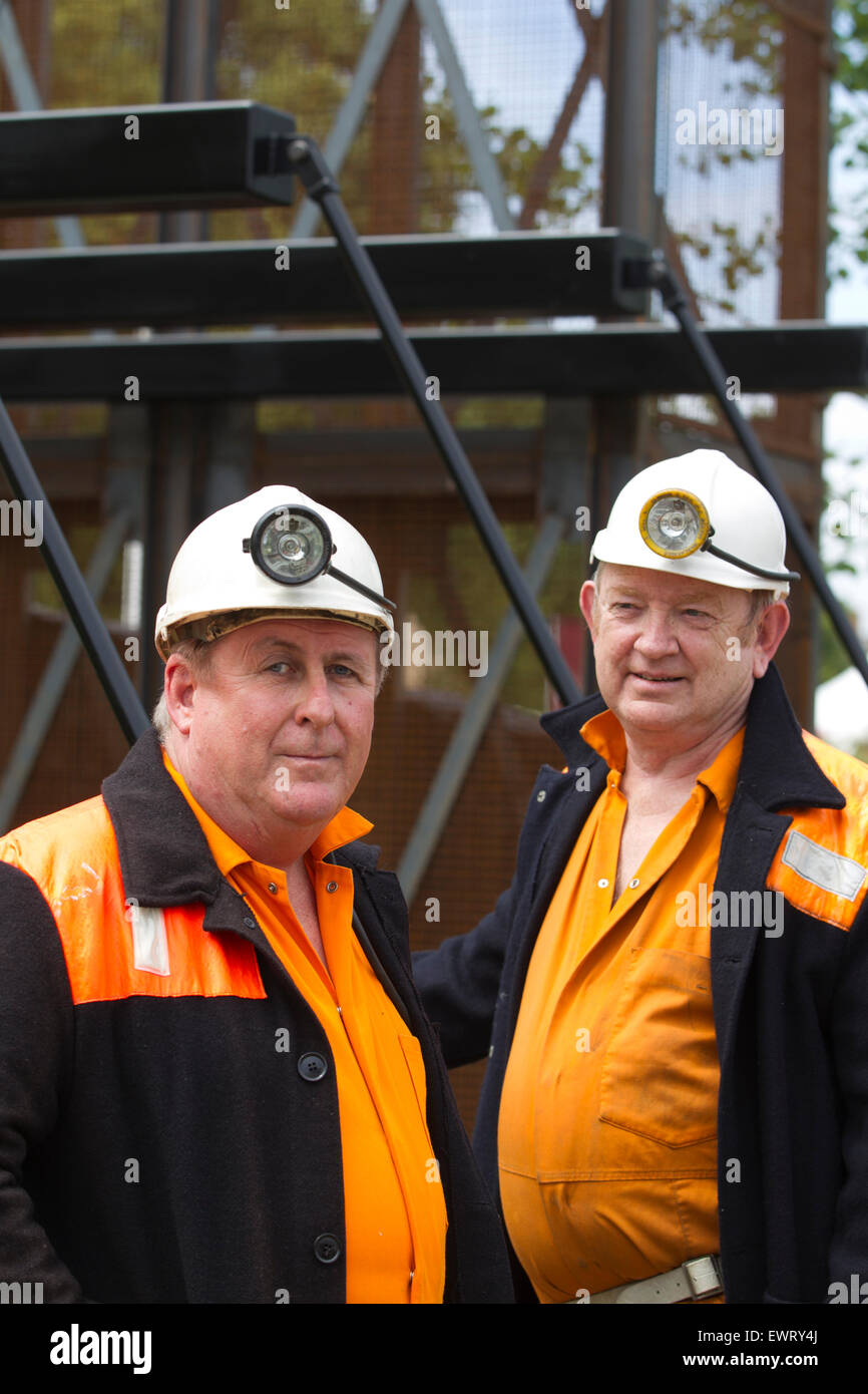 RHS Hampton Court Flower Show 2015. Anciens mineurs sur le site de la mine de butin Couture vert jardin show, Hampton, England, UK Banque D'Images